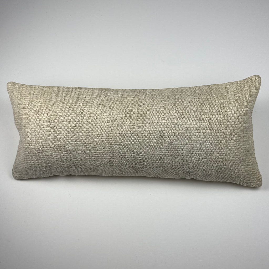 Kelim pudebetræk 30x70 i beige, håndsyet af vintage kelimtæppe