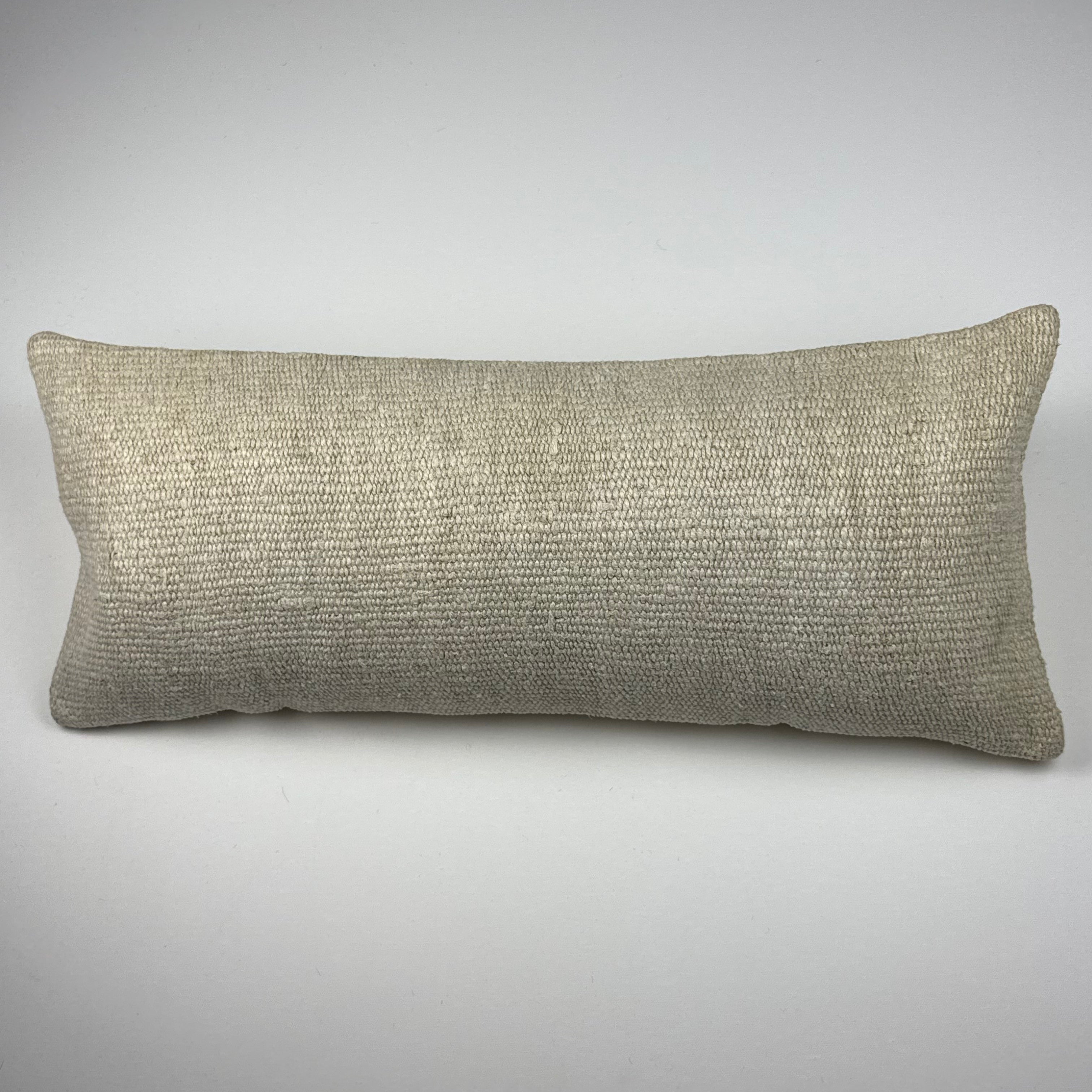 Kelim pudebetræk 30x70 i beige, håndsyet af vintage kelimtæppe