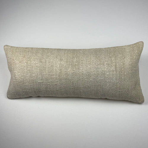 Kelim pudebetræk 30x70 i beige, håndsyet af vintage kelimtæppe