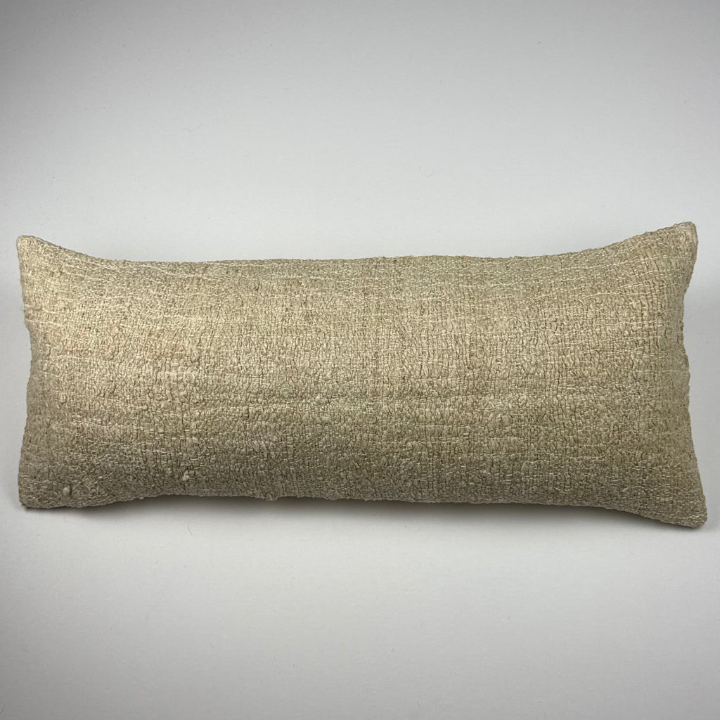 Kelim pudebetræk 30x70 i beige, håndsyet af vintage kelimtæppe