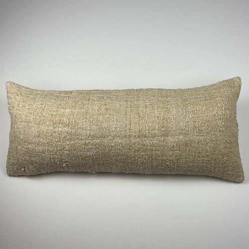 Kelim pudebetræk 30x70 i beige, håndsyet af vintage kelimtæppe
