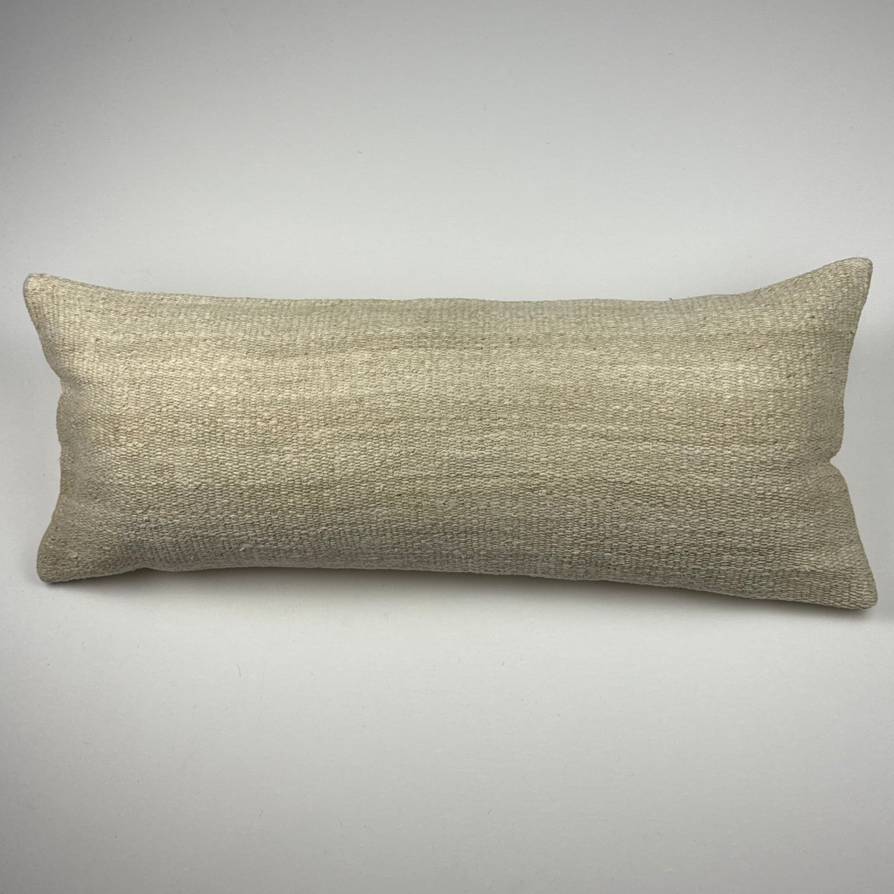 Kelim pudebetræk 30x70 i beige, håndsyet af vintage kelimtæppe