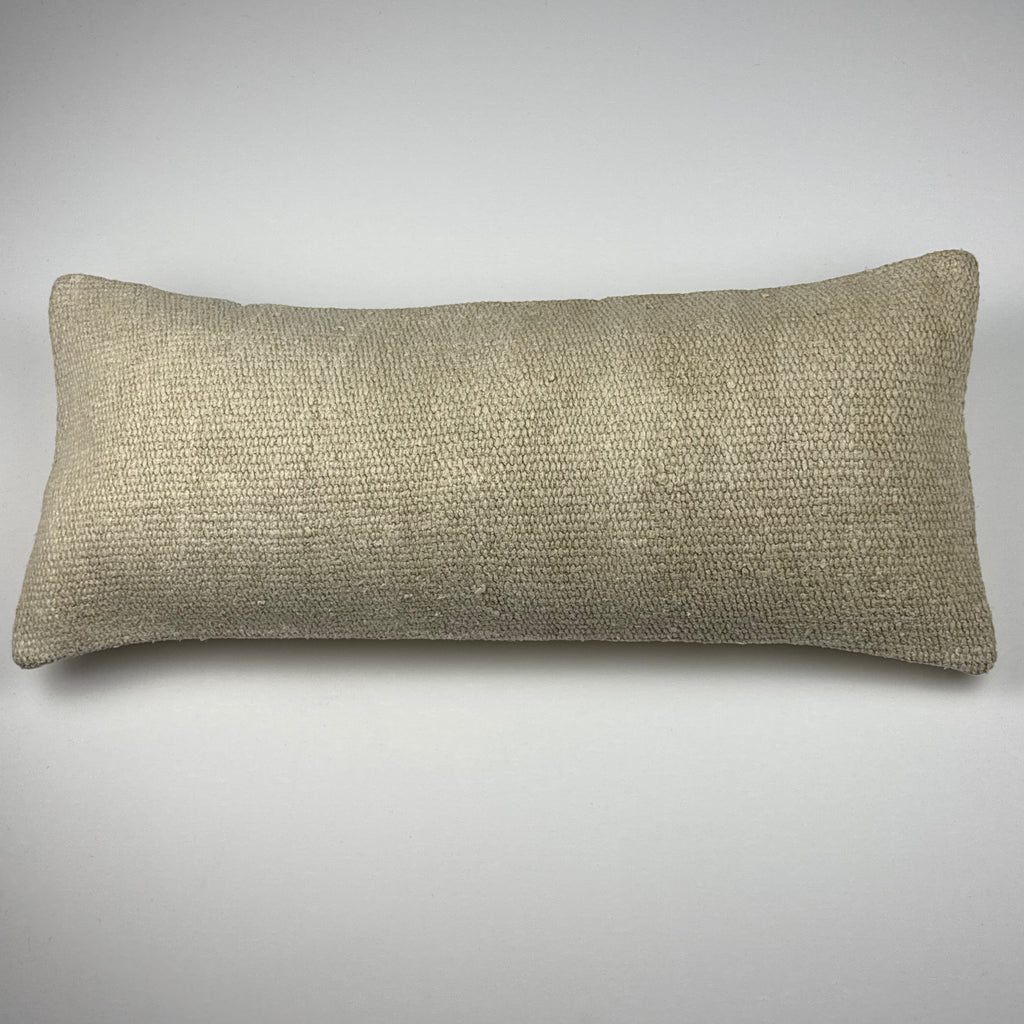 Kelim pudebetræk 30x70 i beige, håndsyet af vintage kelimtæppe