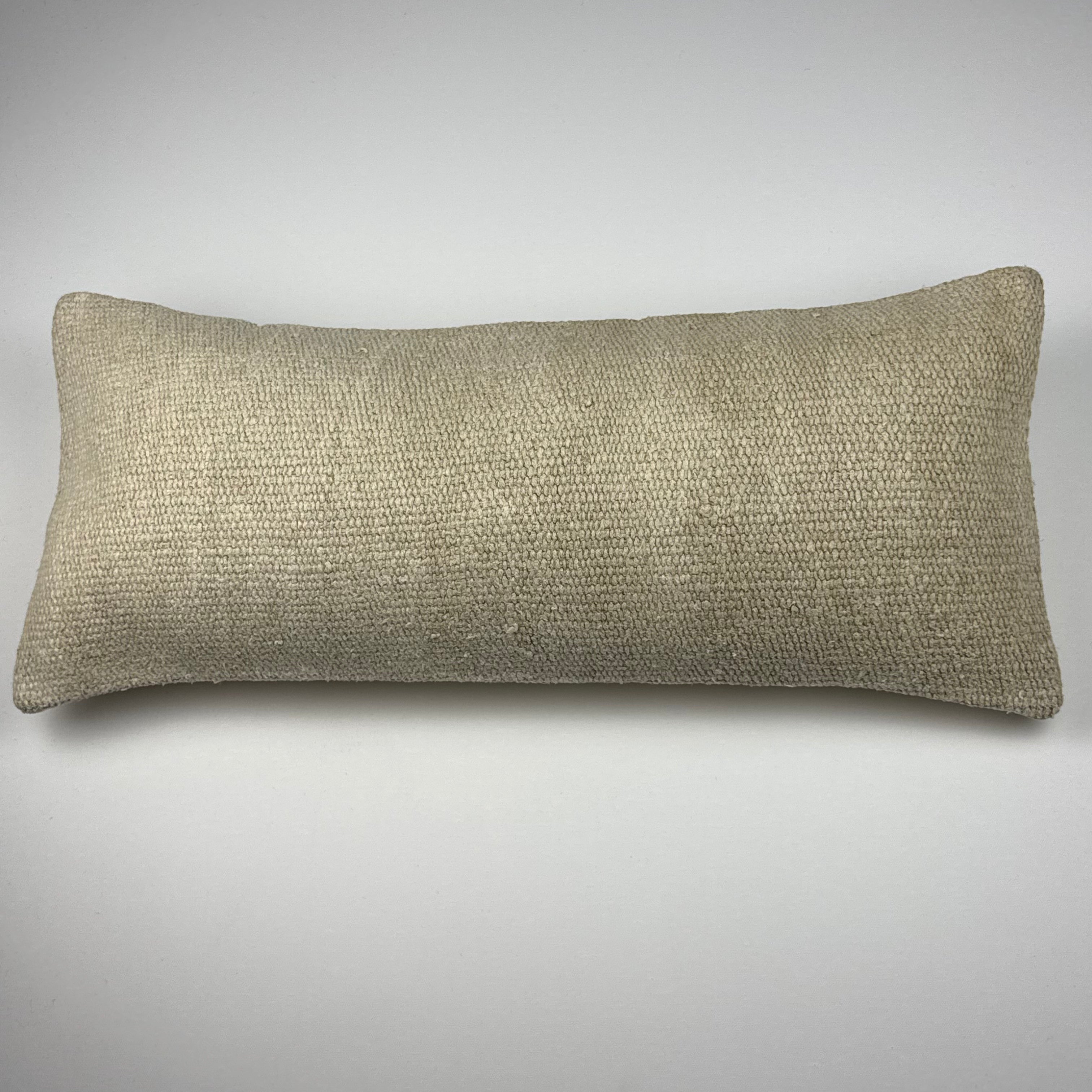 Kelim pudebetræk 30x70 i beige, håndsyet af vintage kelimtæppe