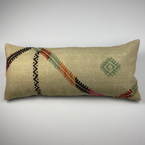 Kelim pudebetræk 30x70 i beige med grønne, lyserøde og sorte detaljer, håndsyet af vintage kelimtæppe