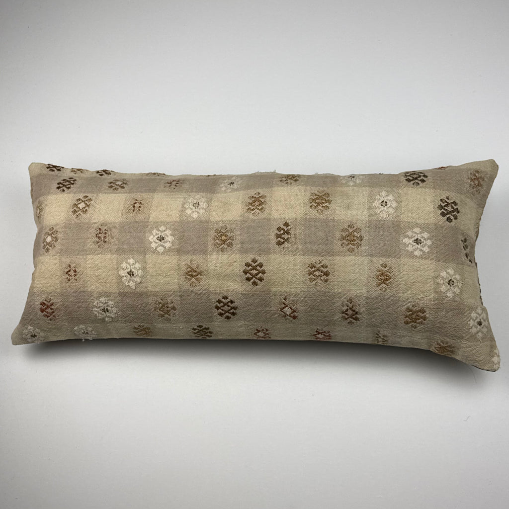 Kelim pudebetræk 30x70 med tern i brun og beige, håndsyet af vintage kelimtæppe