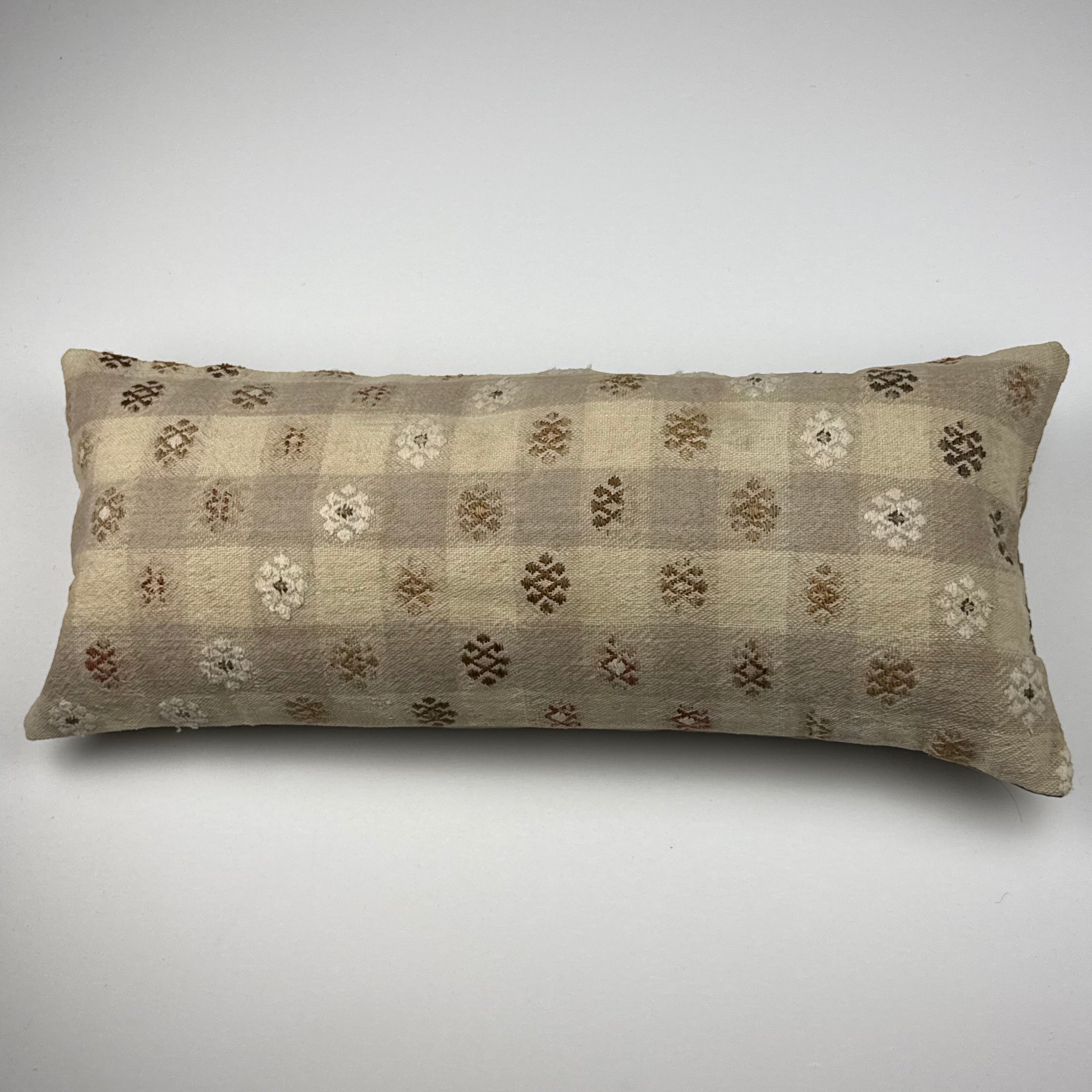 Kelim pudebetræk 30x70 med tern i brun og beige, håndsyet af vintage kelimtæppe