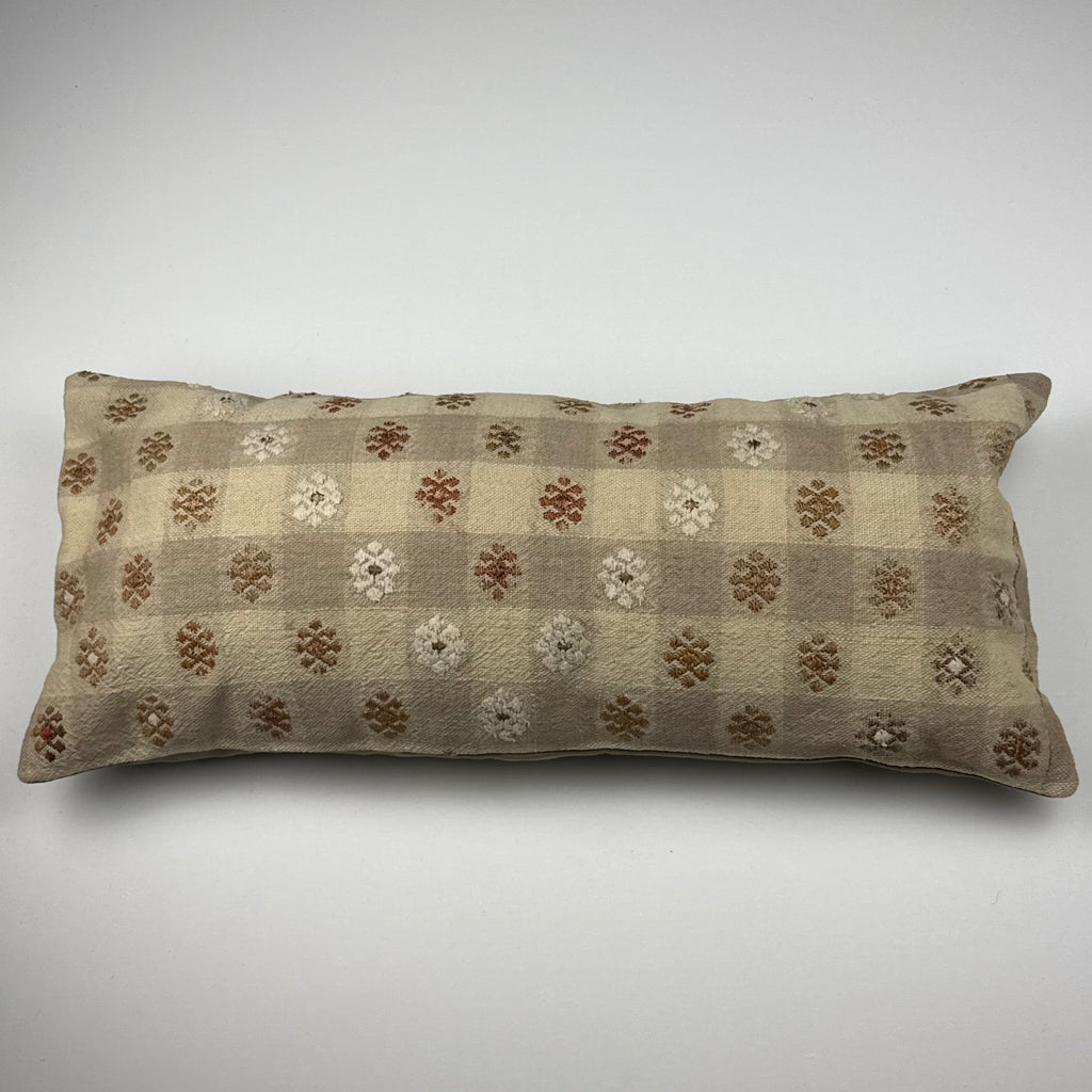 Kelim pudebetræk 30x70 med et ternet mønster i brun og beige, håndsyet af vintage kelimtæppe