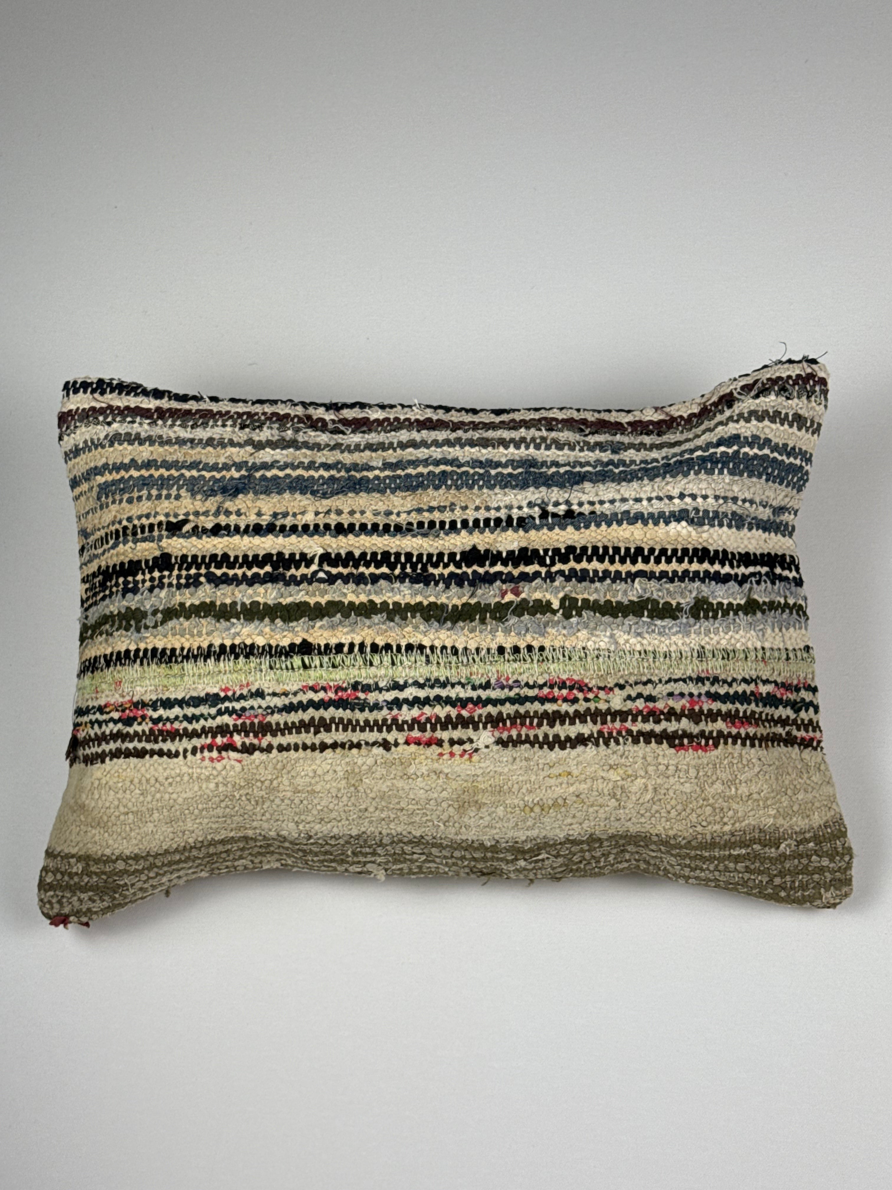 Kelim pudebetræk 35x50 i beige, grøn, blå, håndsyet af vintage kelimtæppe