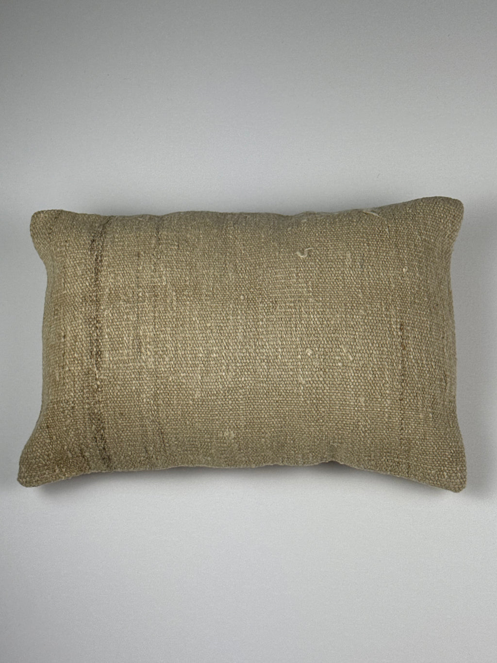 Kelim pudebetræk 35x50 i beige, håndsyet af vintage kelimtæppe