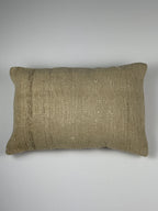 Kelim pudebetræk 35x50 i beige, håndsyet af vintage kelimtæppe