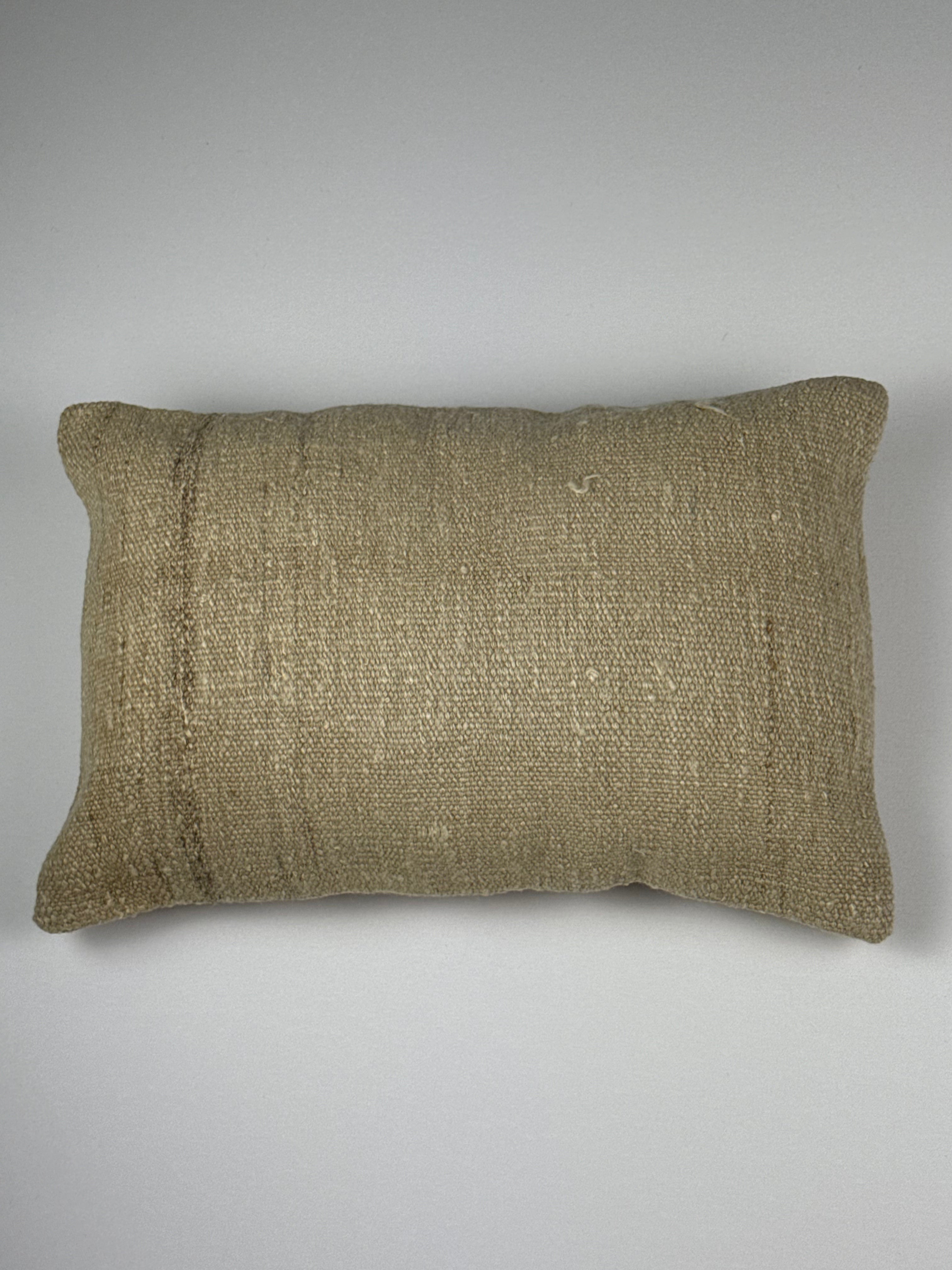 Kelim pudebetræk 35x50 i beige, håndsyet af vintage kelimtæppe
