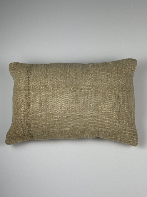Kelim pudebetræk 35x50 i beige, håndsyet af vintage kelimtæppe