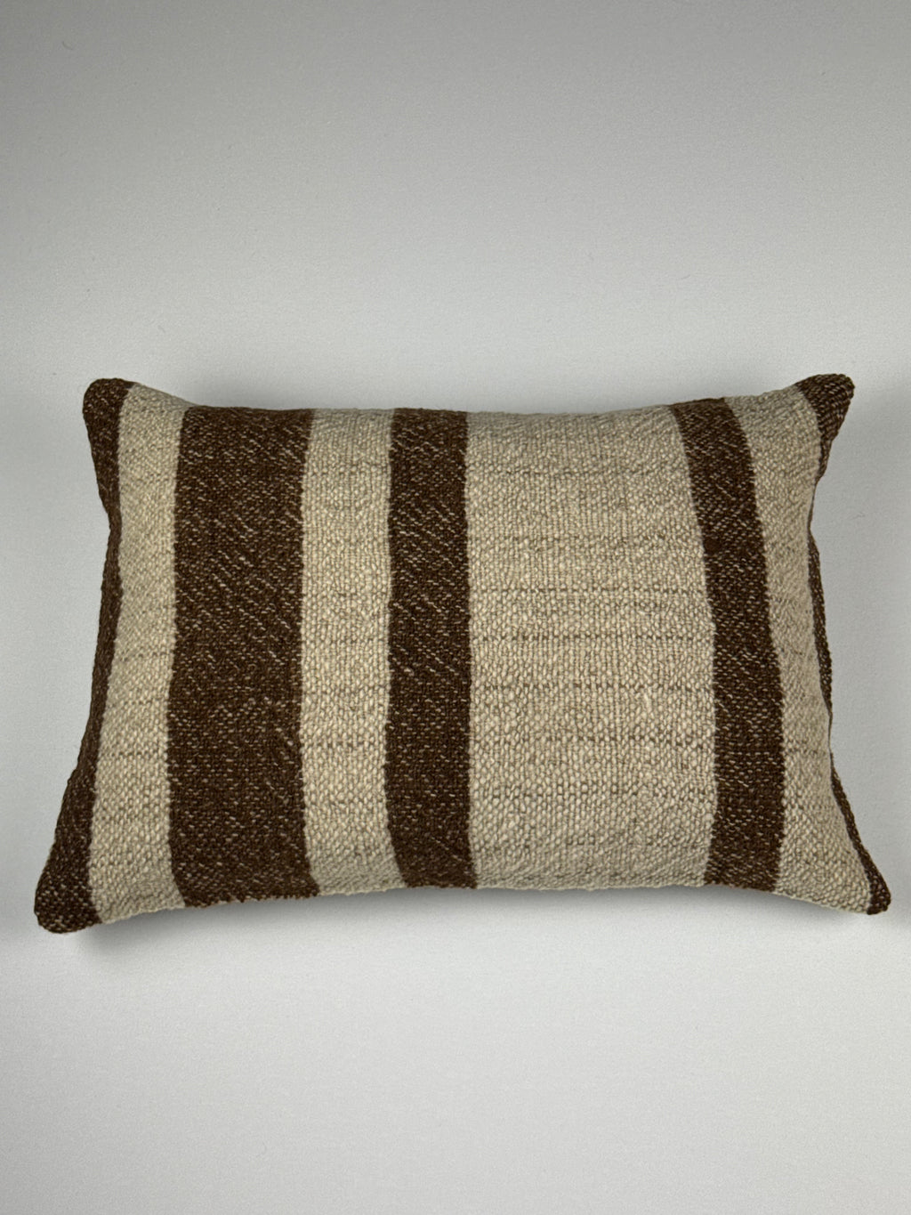 Kelim pudebetræk 35x50 i beige og brun, håndsyet af vintage kelimtæppe