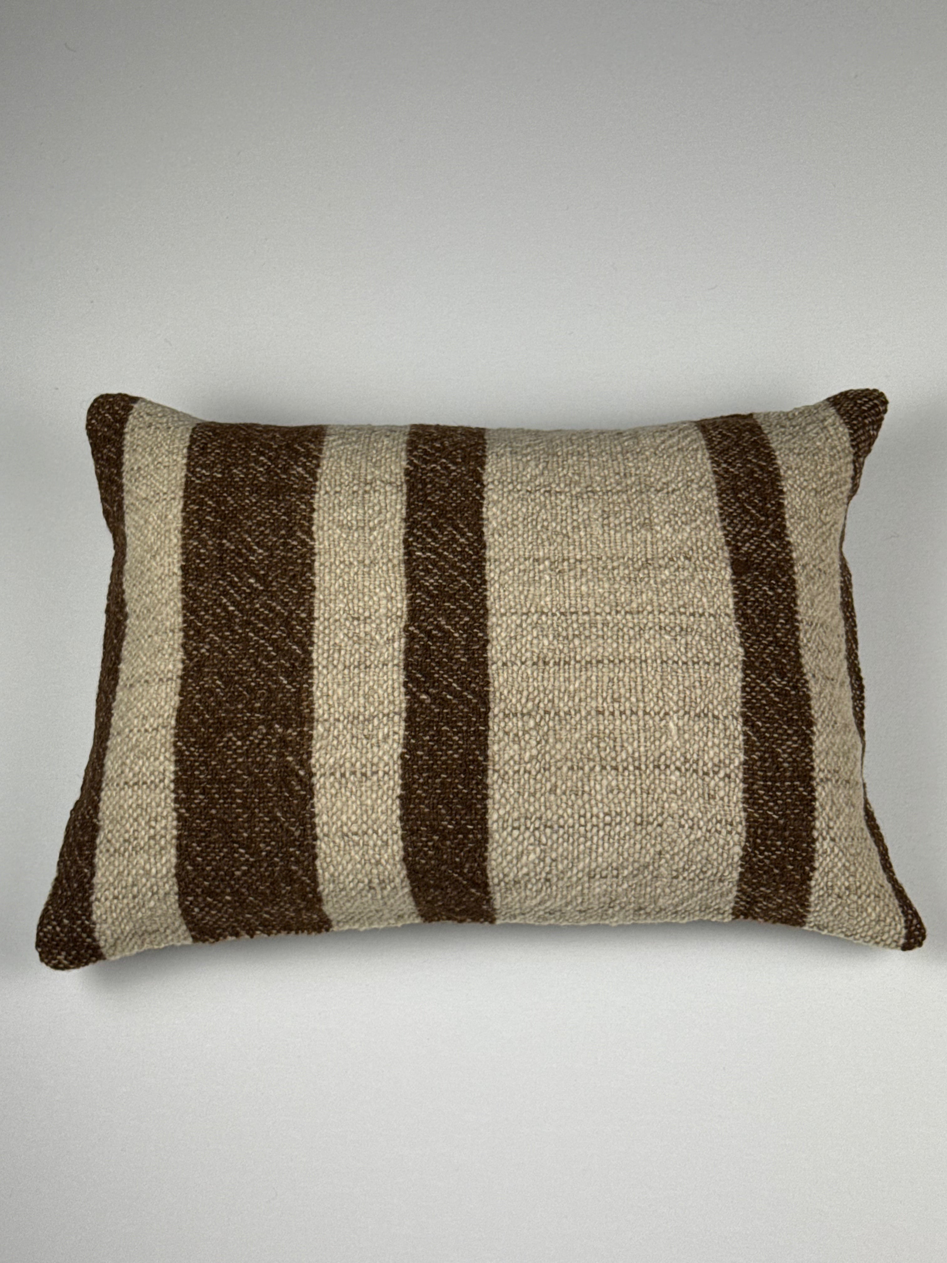 Kelim pudebetræk 35x50 i beige og brun, håndsyet af vintage kelimtæppe