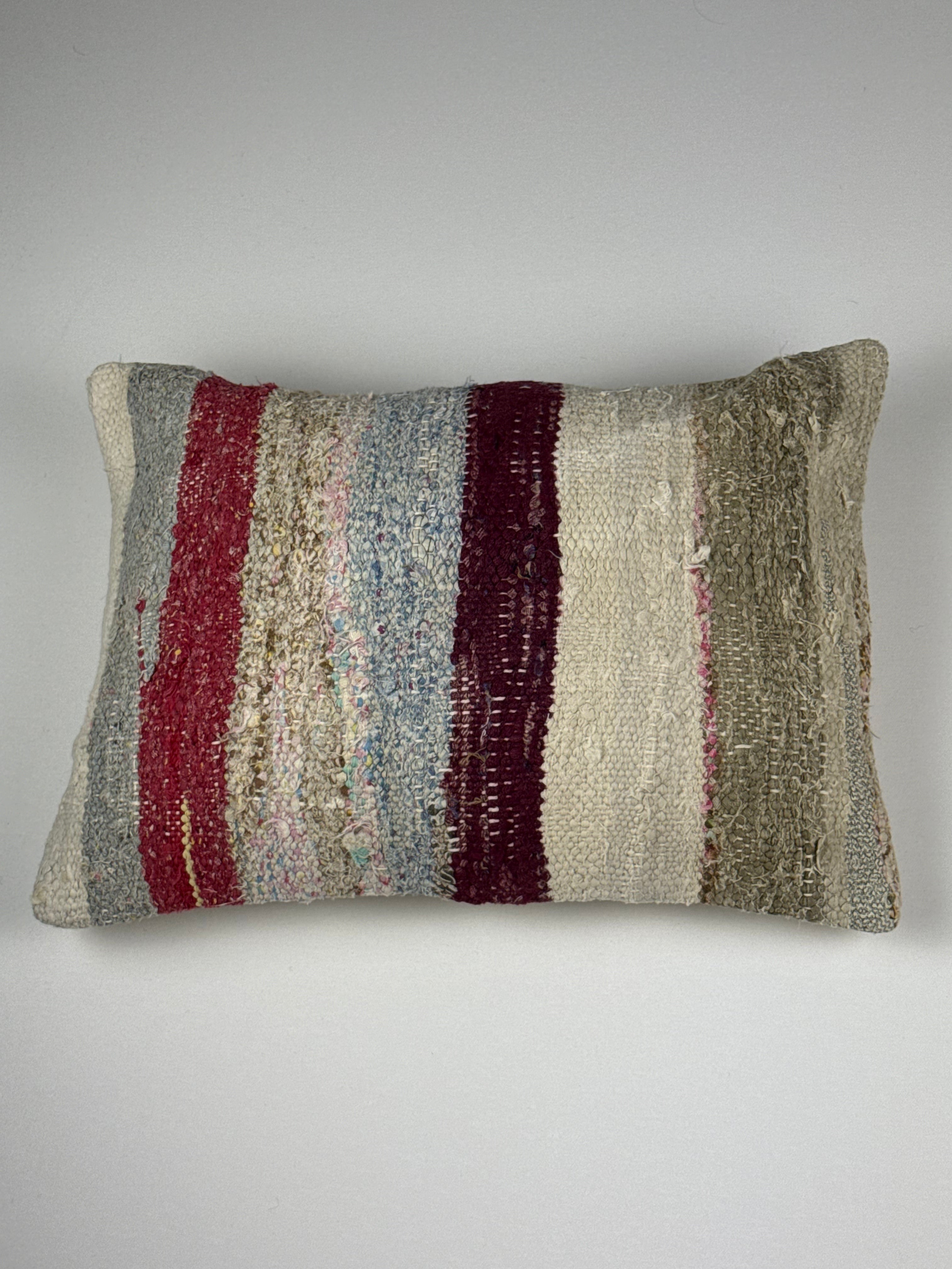 Kelim pudebetræk 35x50 i beige, rød, blå og grøn, håndsyet af vintage kelimtæppe