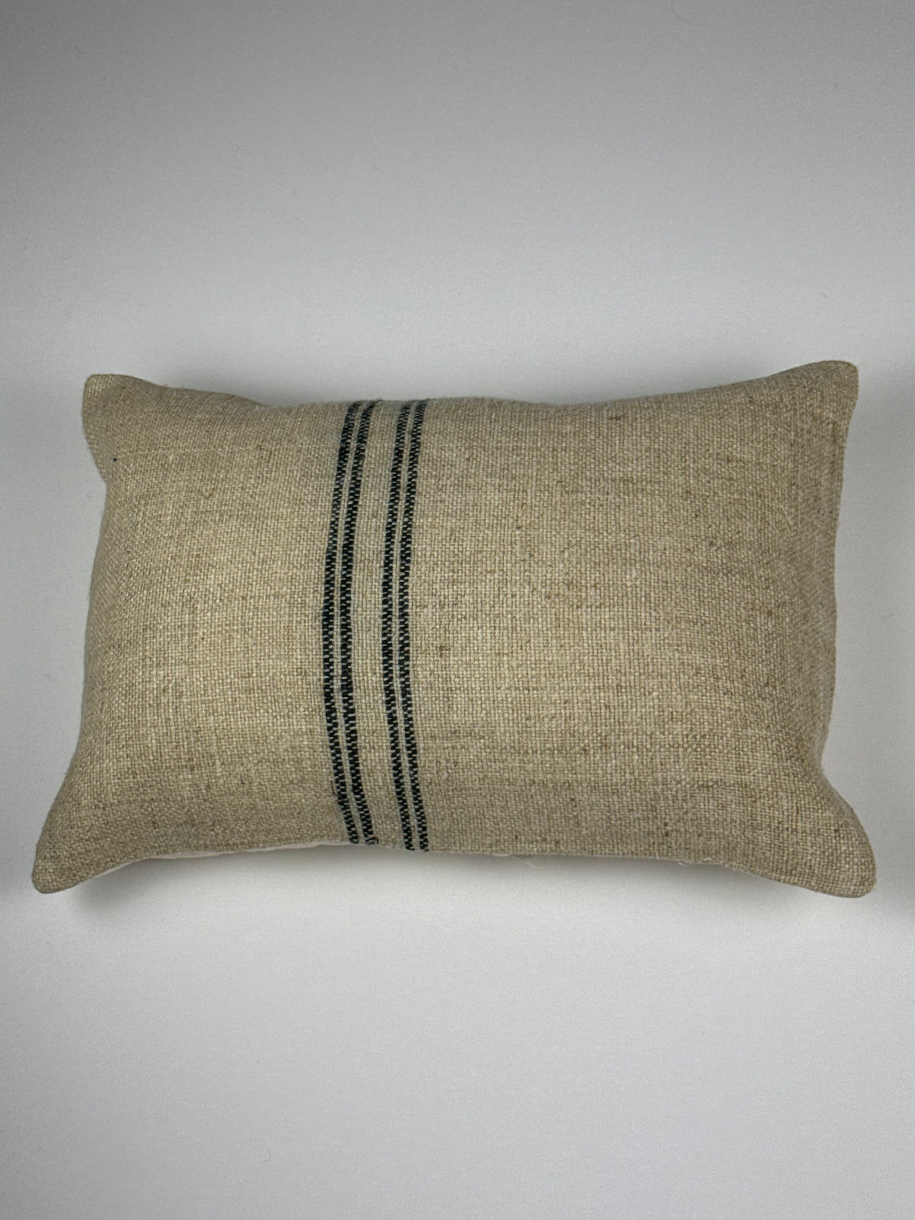 Kelim pudebetræk 35x50 i beige med sorte striber, håndsyet af vintage kelimtæppe