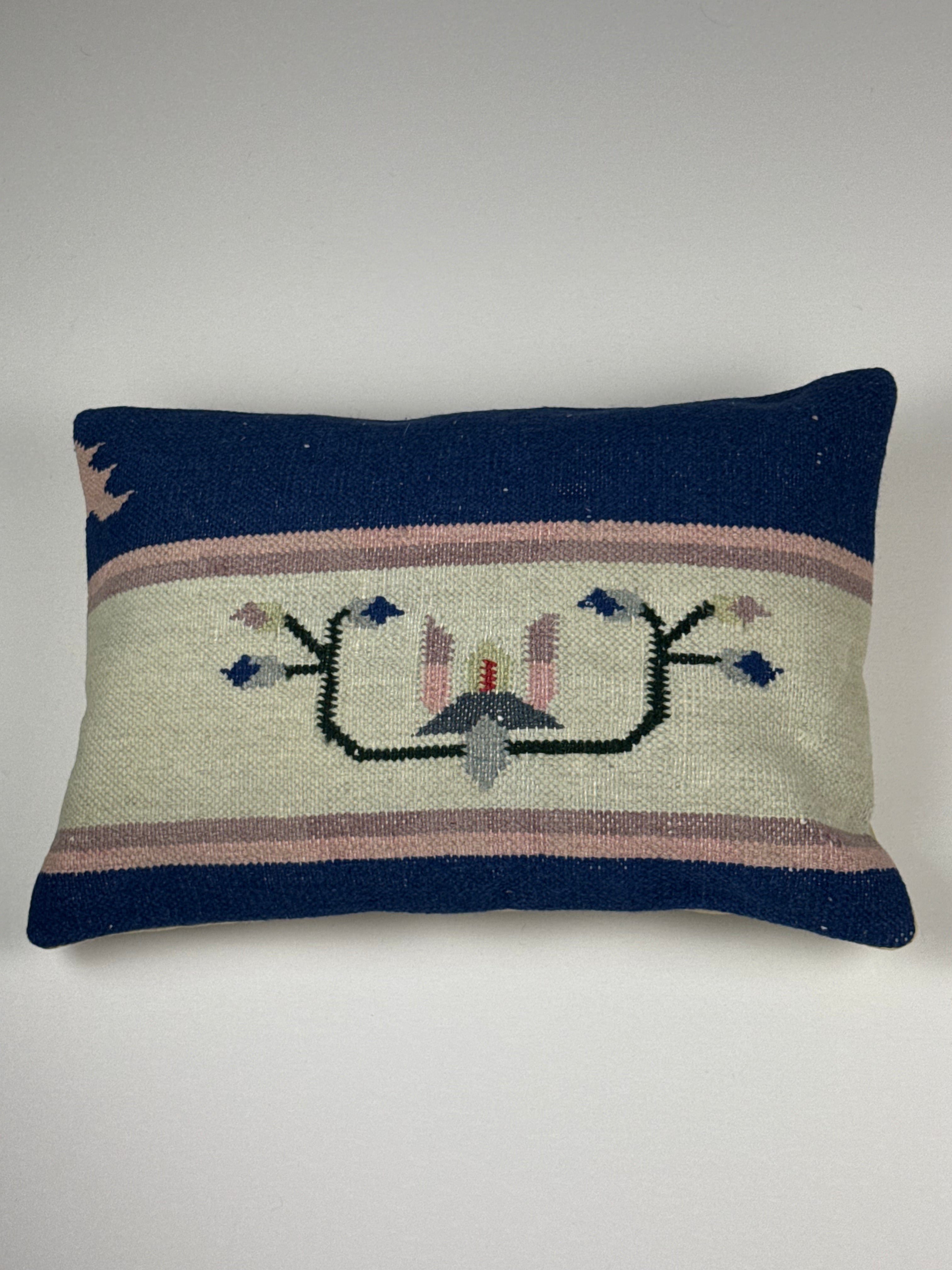 Kelim pudebetræk 35x50 i beige, blå og lyserød, håndsyet af vintage kelimtæppe