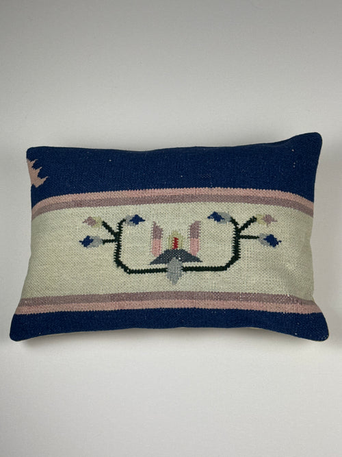 Kelim pudebetræk 35x50 i beige, blå og lyserød, håndsyet af vintage kelimtæppe