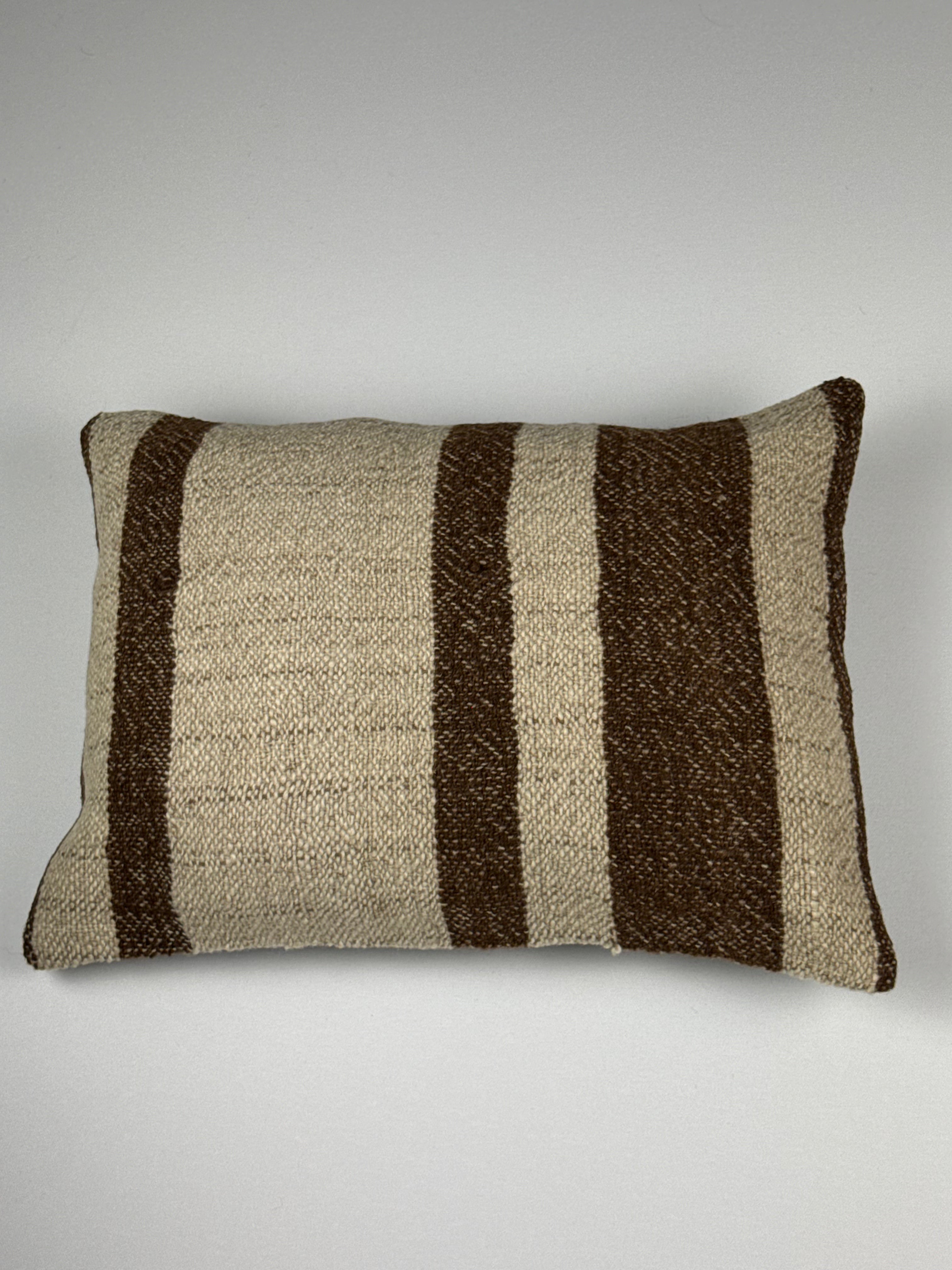 Kelim pudebetræk 35x50 i beige og brune striber, håndsyet af vintage kelimtæppe