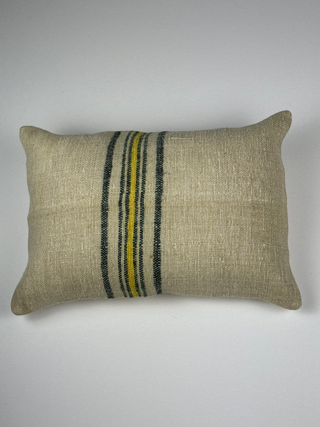 Kelim pudebetræk 35x50 i beige med sorte og gule striber, håndsyet af vintage kelimtæppe