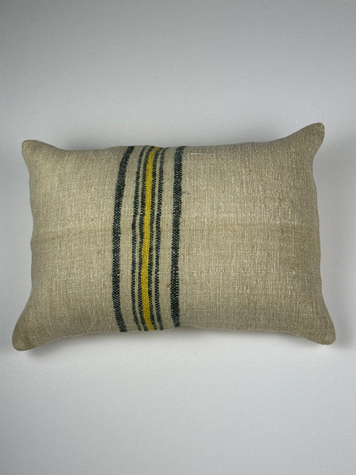 Kelim pudebetræk 35x50 i beige med sorte og gule striber, håndsyet af vintage kelimtæppe