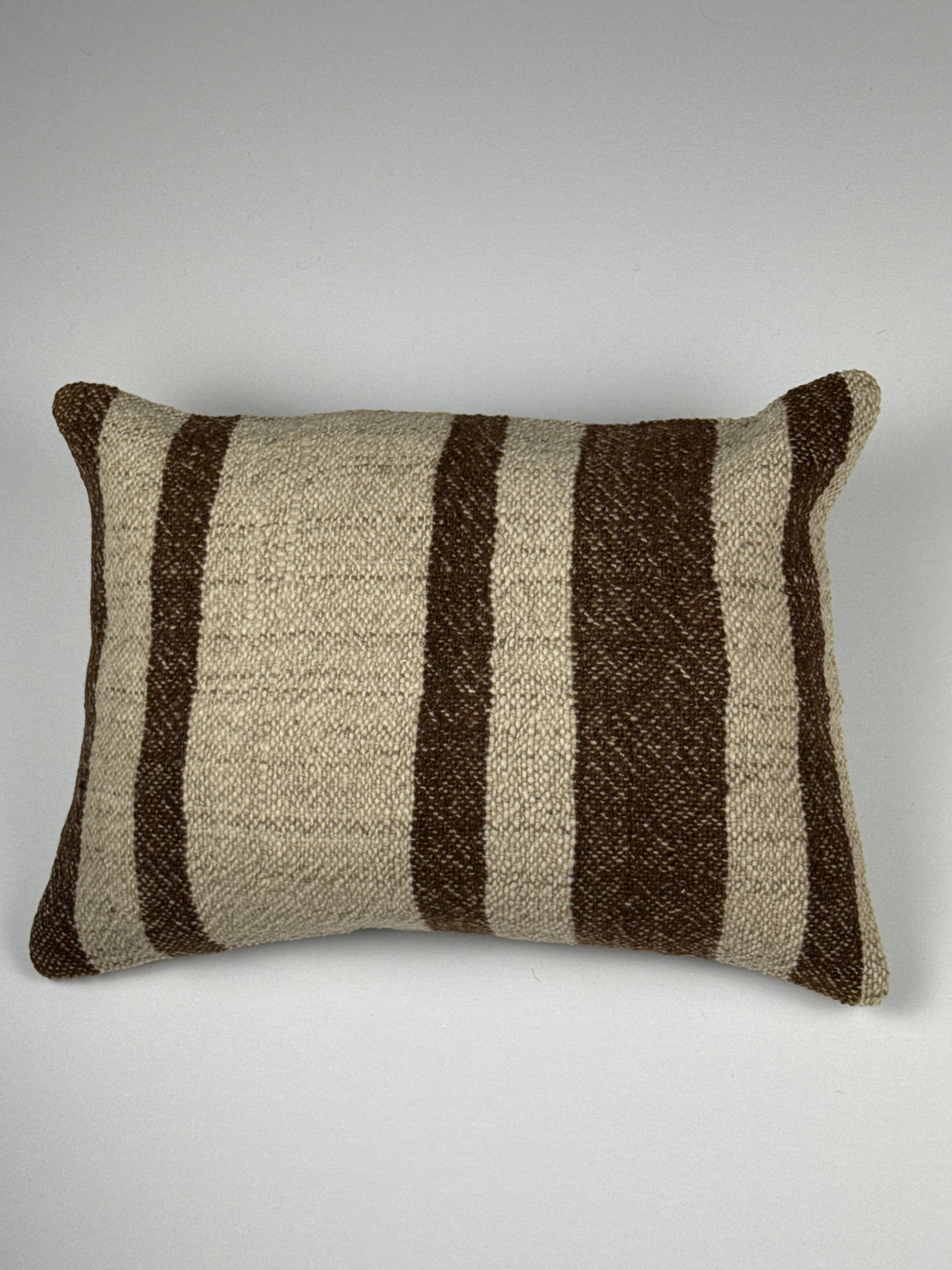Kelim pudebetræk 35x50 i beige og brun, håndsyet af vintage kelimtæppe