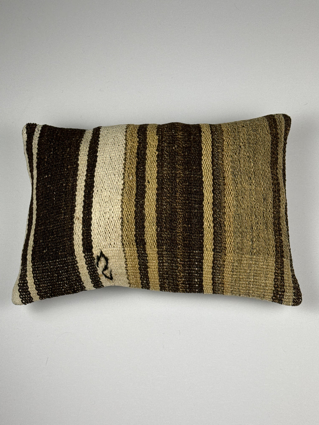 Kelim pudebetræk 35x50 i brun, sort og beige, håndsyet af vintage kelimtæppe