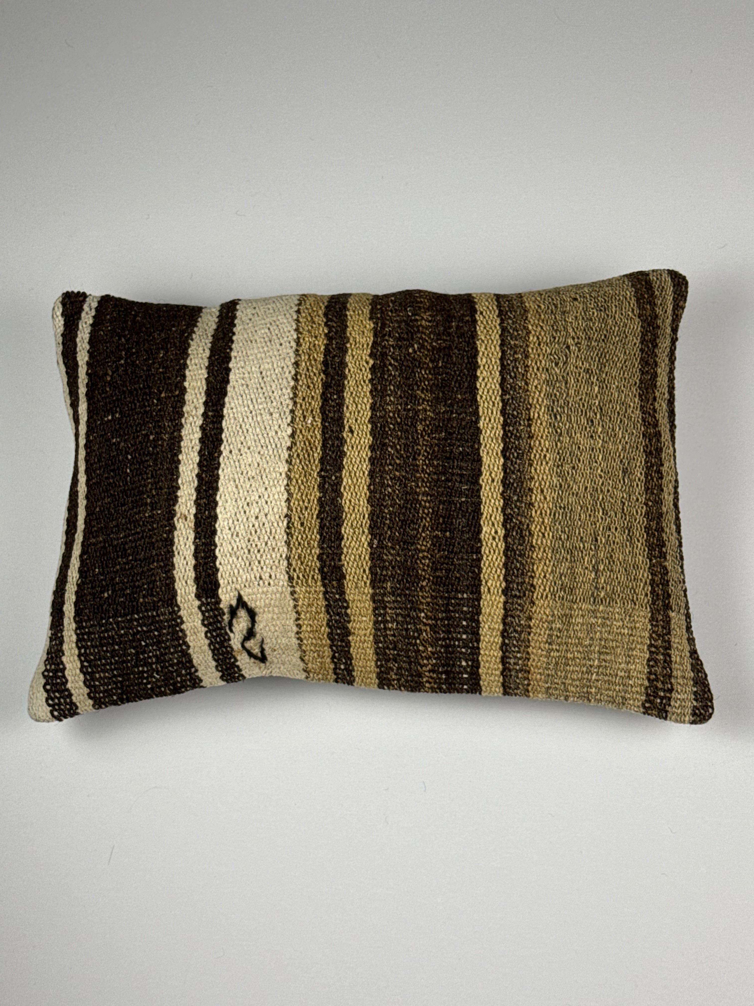 Kelim pudebetræk 35x50 i brun, sort og beige, håndsyet af vintage kelimtæppe