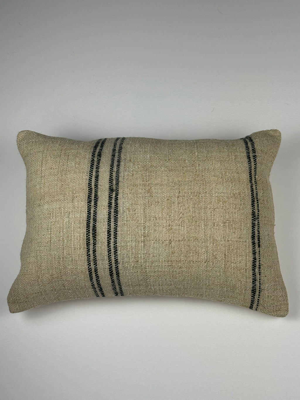 Kelim pudebetræk 35x50 i beige med sorte striber, håndsyet af vintage kelimtæppe