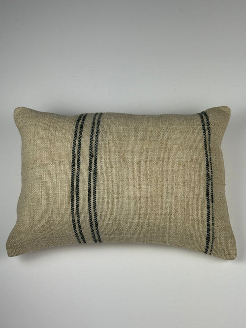 Kelim pudebetræk 35x50 i beige med sorte striber, håndsyet af vintage kelimtæppe