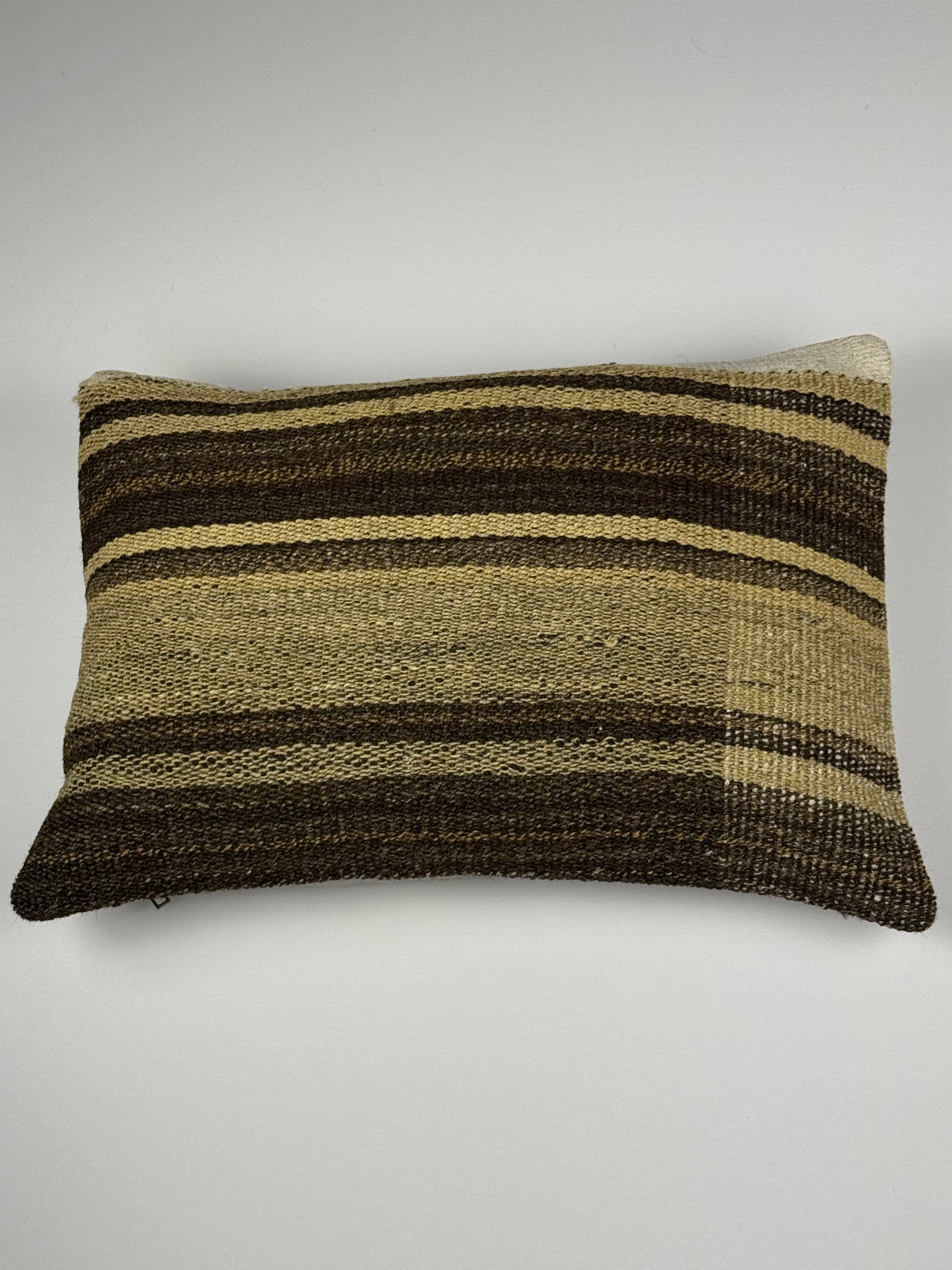 Kelim pudebetræk 35x50 i beige og brun, håndsyet af vintage kelimtæppe