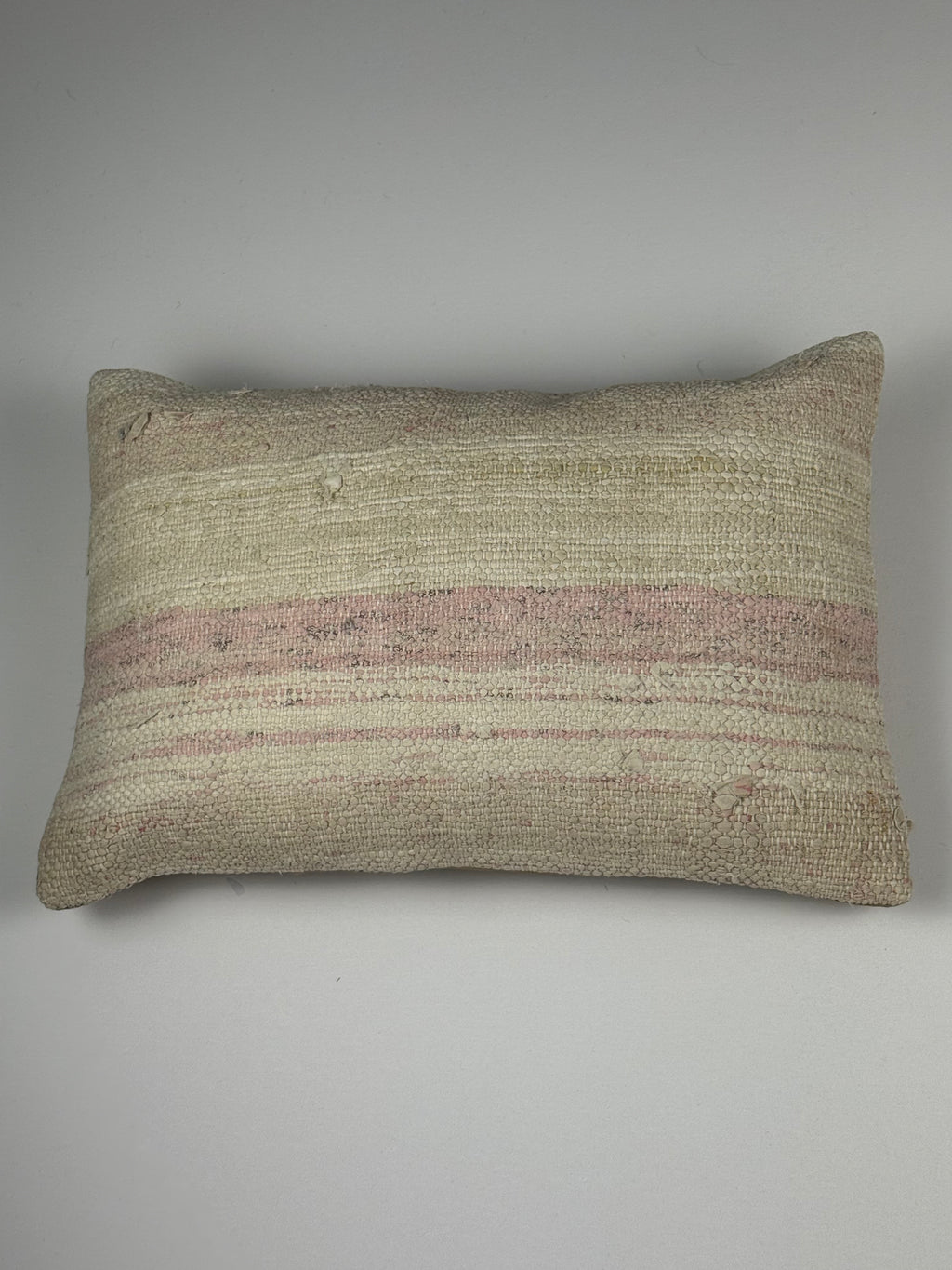 Kelim pudebetræk 35x50 i beige og lyserød, håndsyet af vintage kelimtæppe