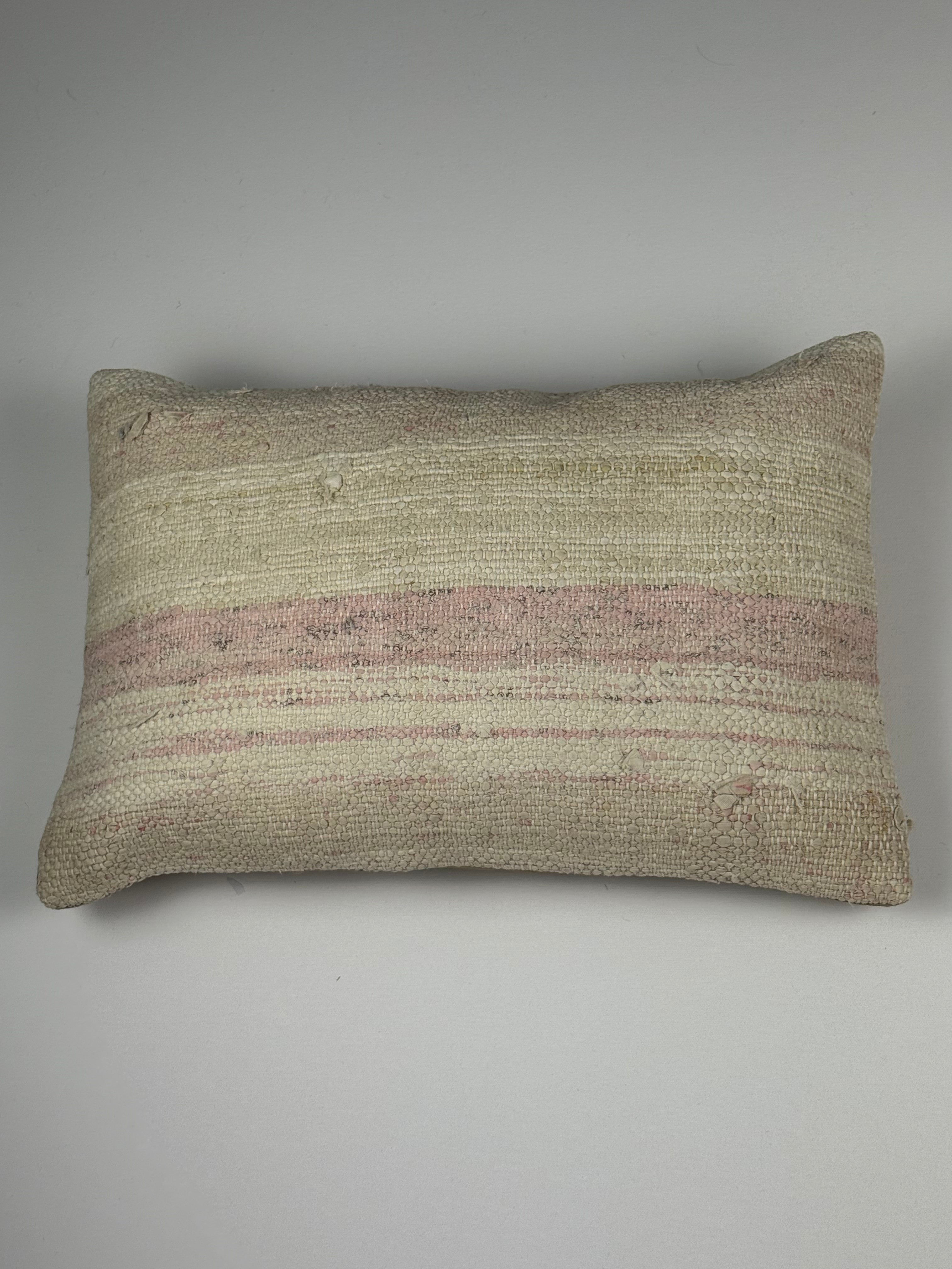 Kelim pudebetræk 35x50 i beige og lyserød, håndsyet af vintage kelimtæppe