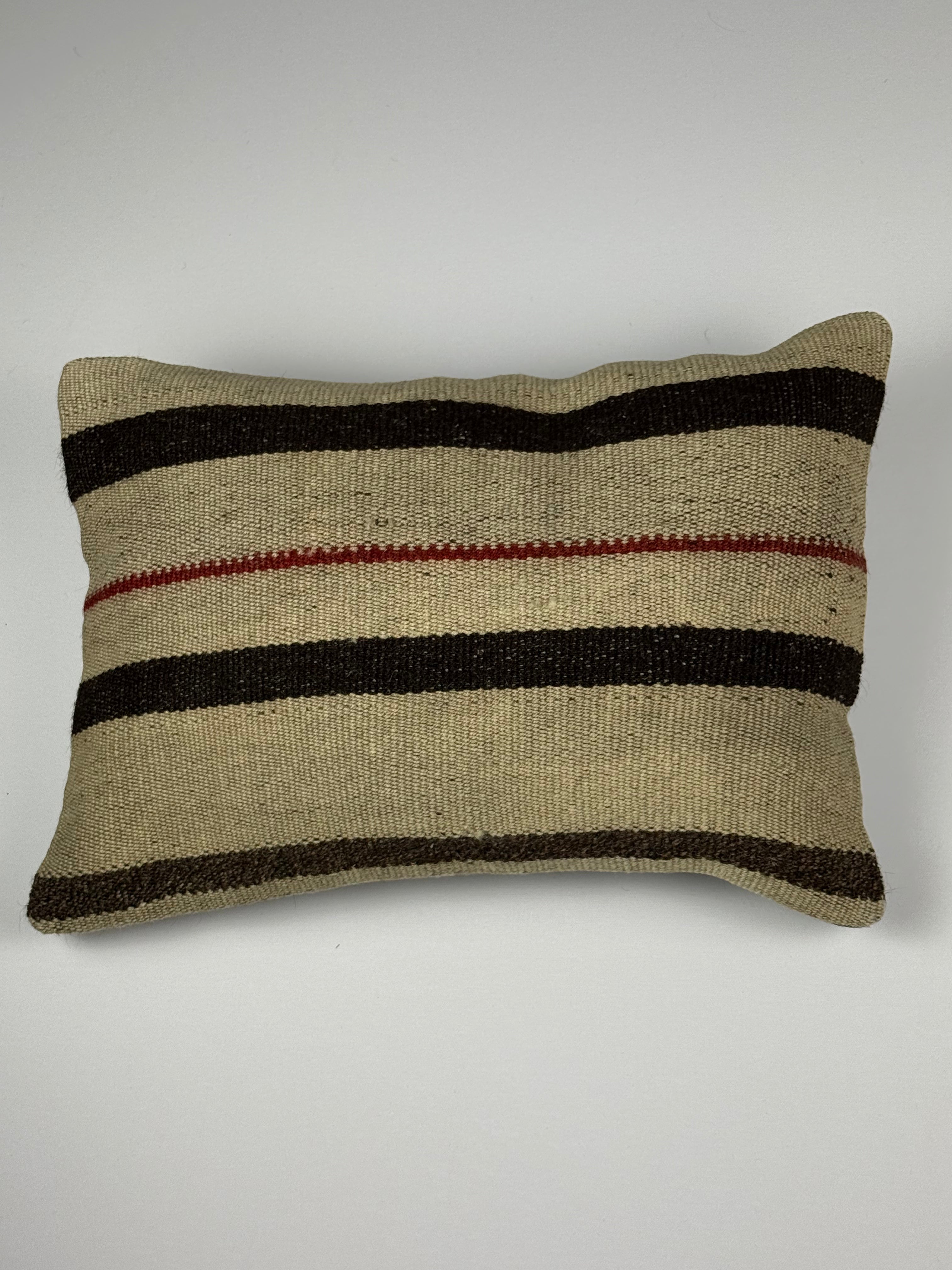 Kelim pudebetræk 35x50 i beige med sorte striber, håndsyet af vintage kelimtæppe