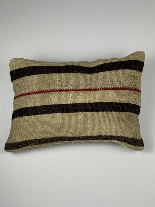 Kelim pudebetræk 35x50 i beige med sorte striber, håndsyet af vintage kelimtæppe