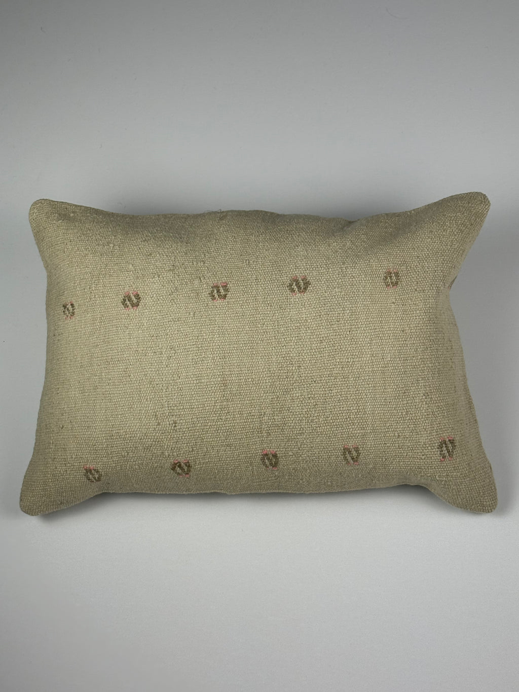 Kelim pudebetræk 35x50 i beige, håndsyet af vintage kelimtæppe