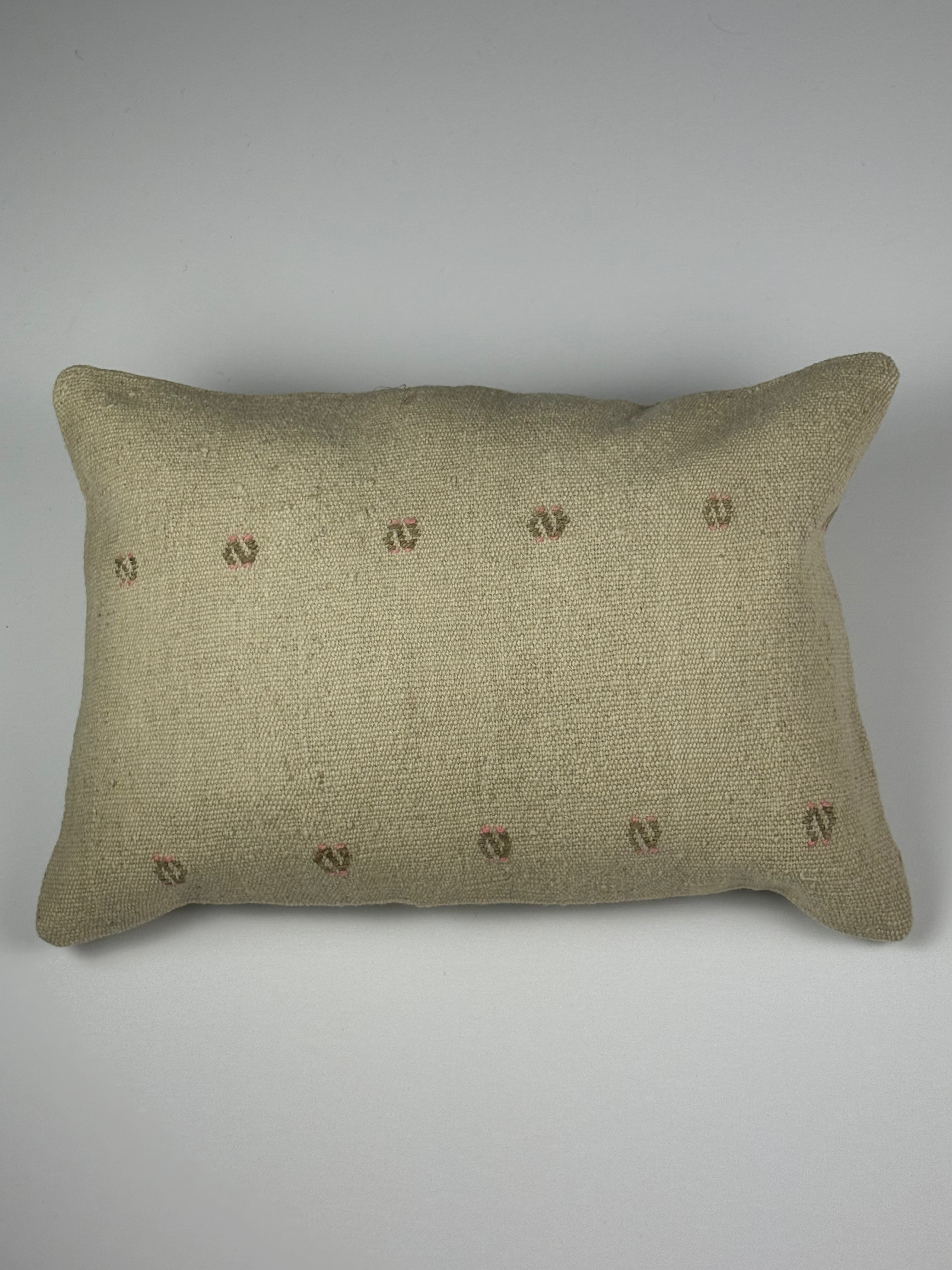 Kelim pudebetræk 35x50 i beige, håndsyet af vintage kelimtæppe