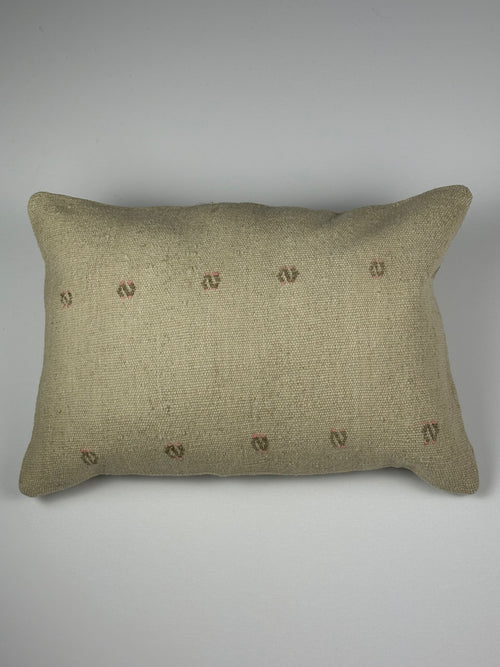 Kelim pudebetræk 35x50 i beige, håndsyet af vintage kelimtæppe