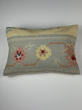 Kelim pudebetræk 35x50 i et blomstret mønster i lyseblå, lyserød og beige, håndsyet af vintage kelimtæppe