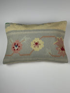 Kelim pudebetræk 35x50 i et blomstret mønster i lyseblå, lyserød og beige, håndsyet af vintage kelimtæppe