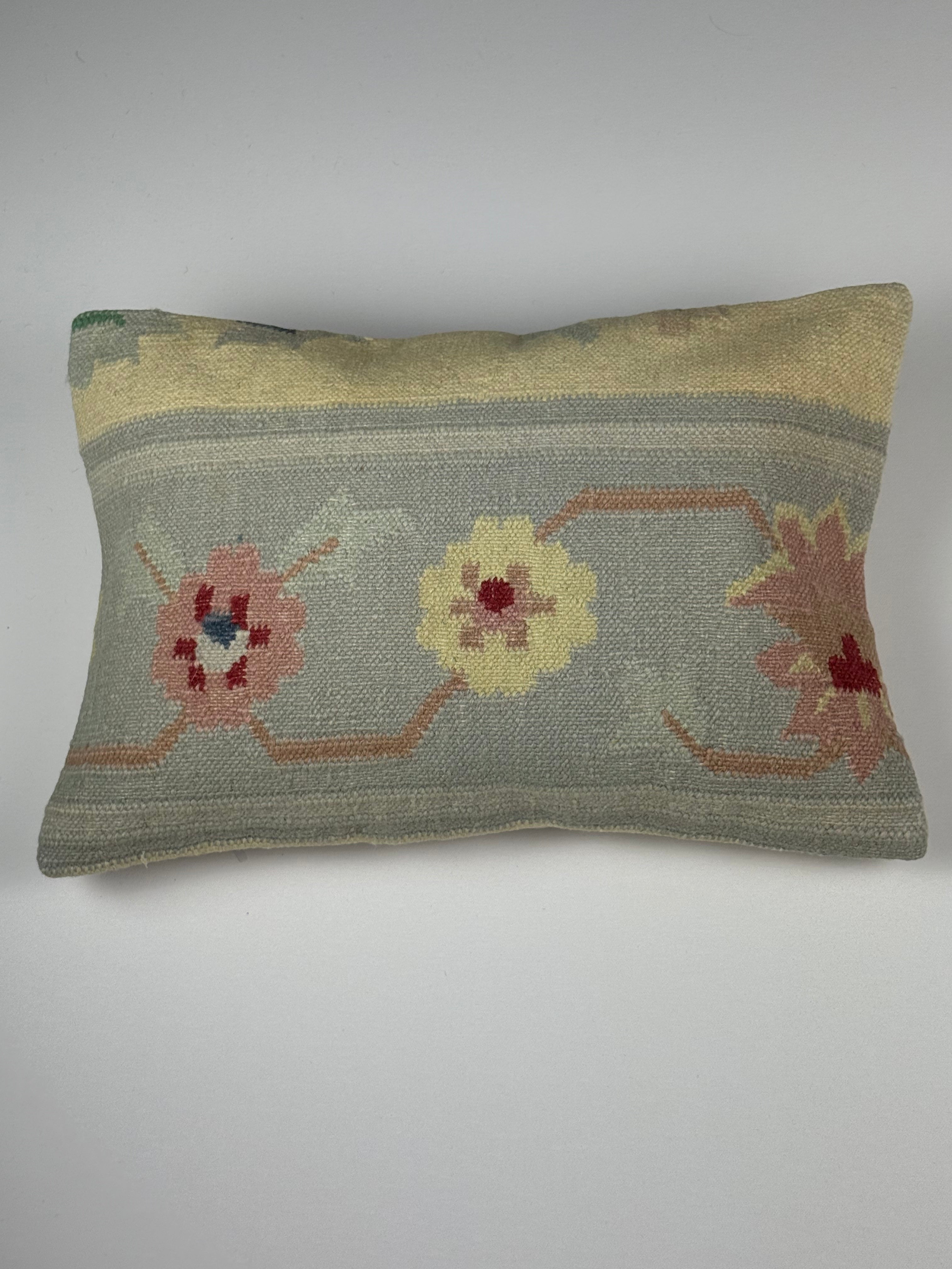 Kelim pudebetræk 35x50 i et blomstret mønster i lyseblå, lyserød og beige, håndsyet af vintage kelimtæppe