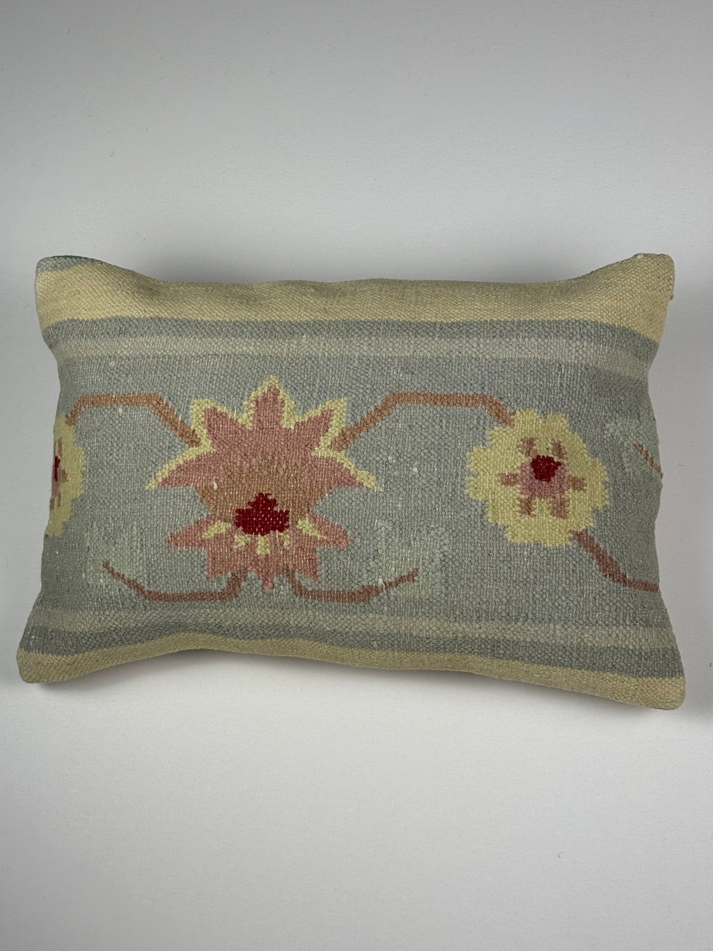 Kelim pudebetræk 35x50 i lyseblå, lyserød og beige, håndsyet af vintage kelimtæppe