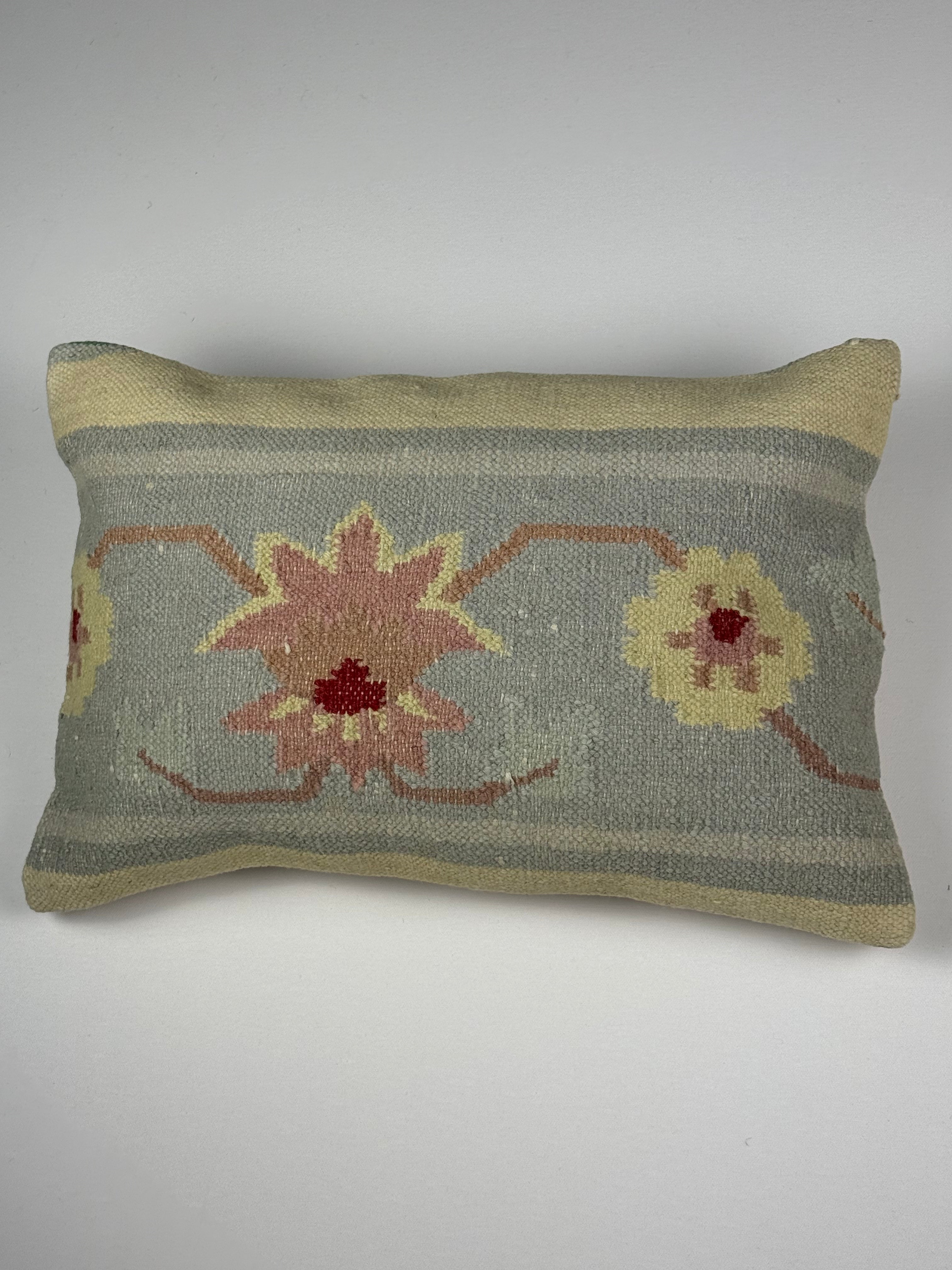Kelim pudebetræk 35x50 i lyseblå, lyserød og beige, håndsyet af vintage kelimtæppe