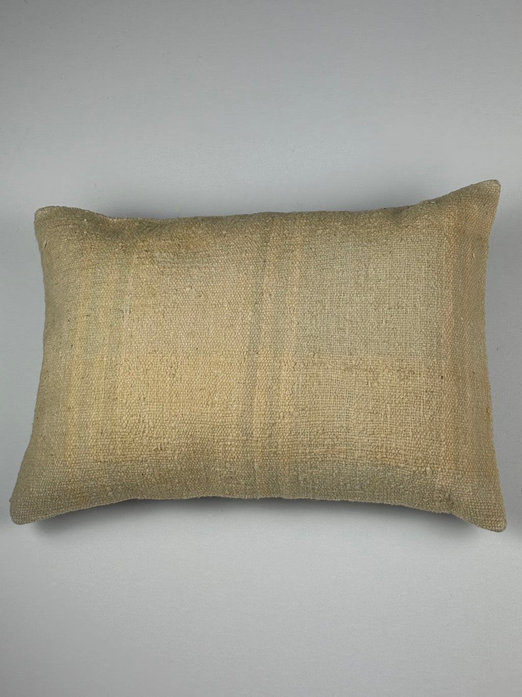 Kelim pudebetræk 35x50 i beige, håndsyet af vintage kelimtæppe