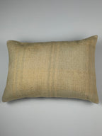 Kelim pudebetræk 35x50 i beige, håndsyet af vintage kelimtæppe