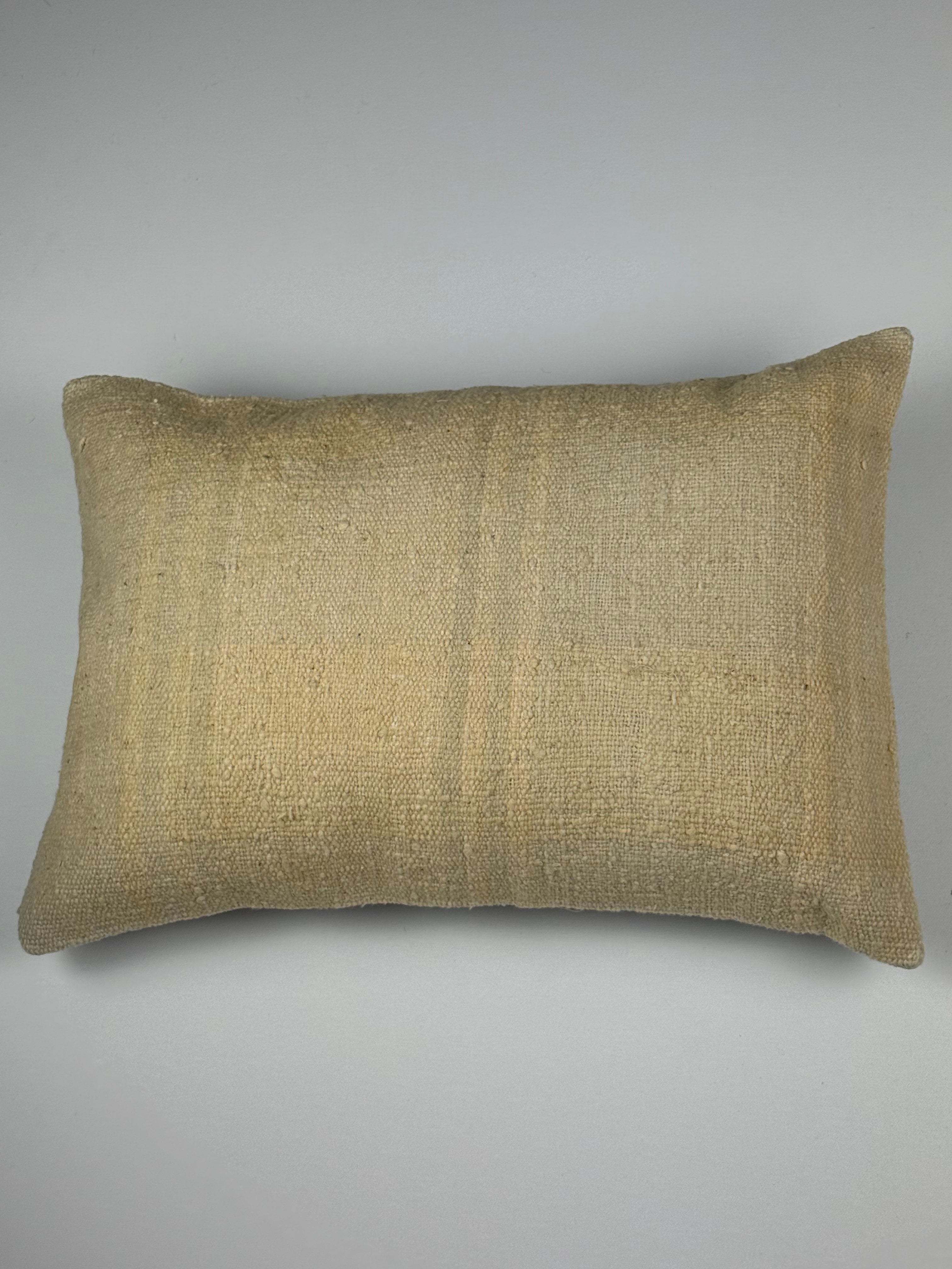 Kelim pudebetræk 35x50 i beige, håndsyet af vintage kelimtæppe
