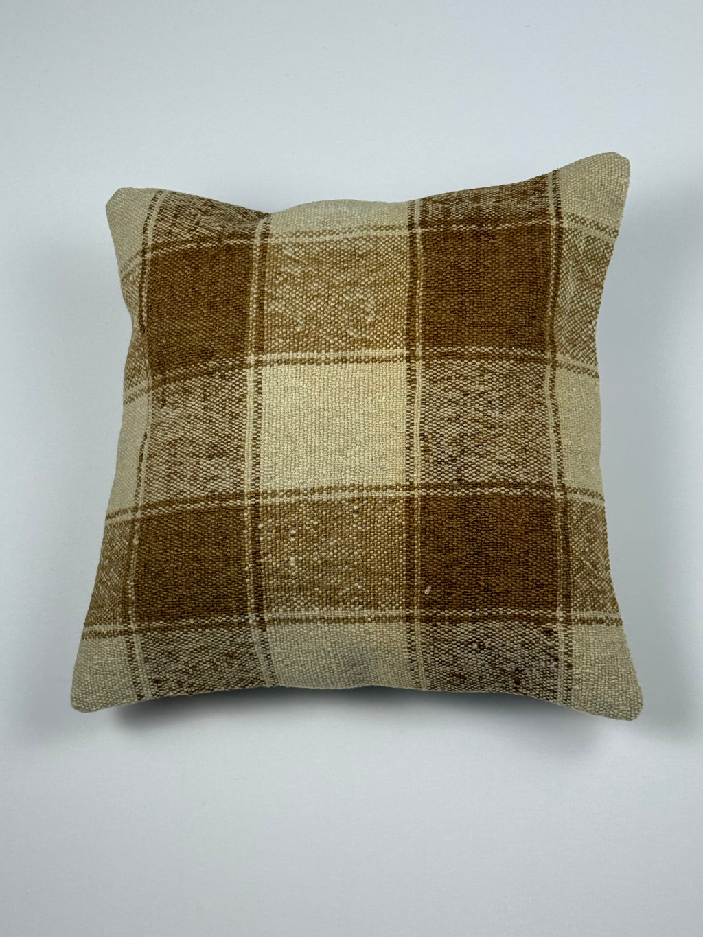 Kelim pudebetræk 40x40 i beige og brun med tern, håndsyet af vintage kelimtæppe
