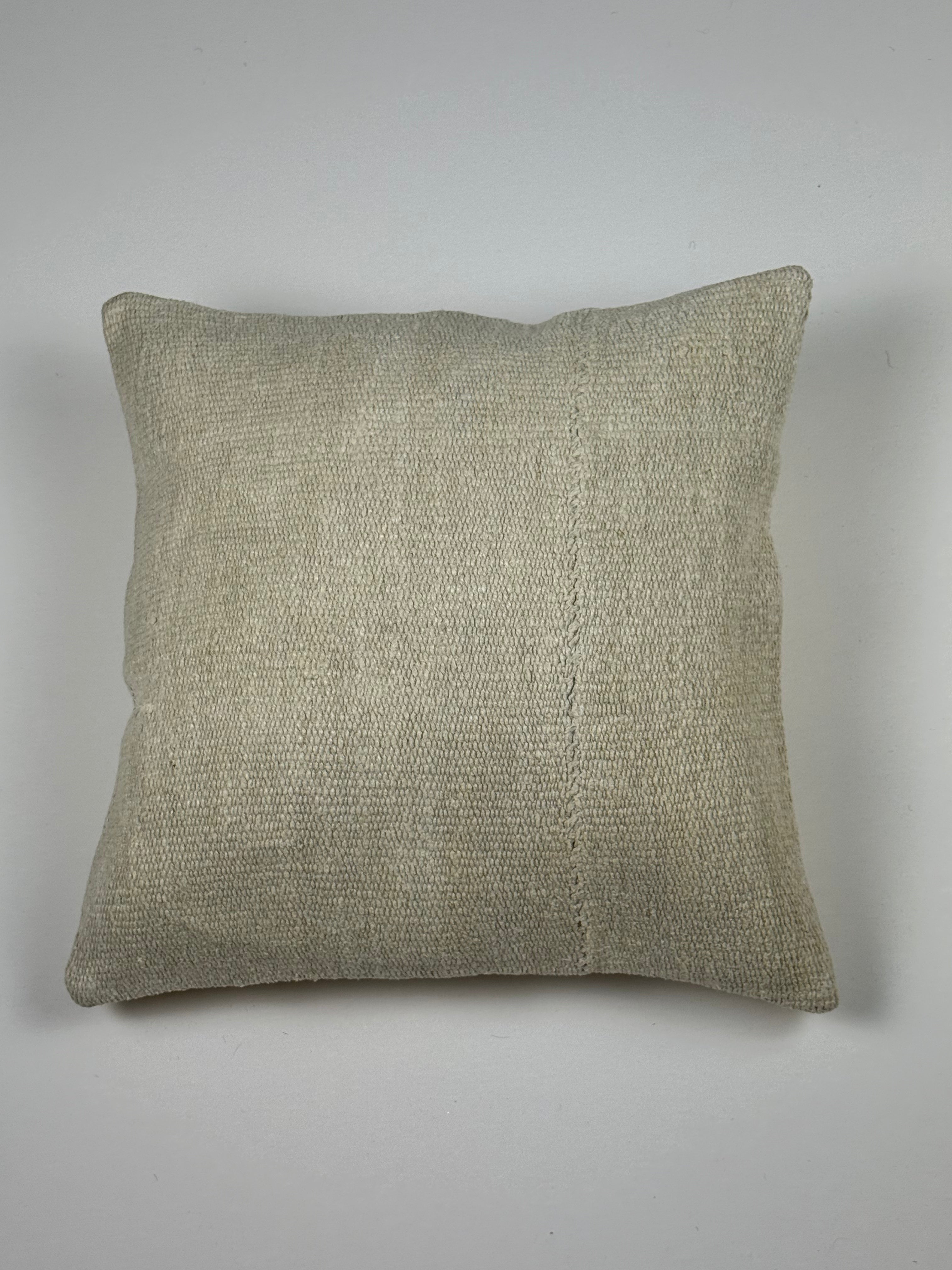 Kelim pudebetræk 40x40 i beige, håndsyet af vintage kelimtæppe