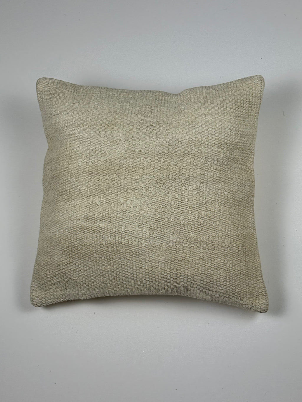 Kelim pudebetræk 40x40 i beige, håndsyet af vintage kelimtæppe
